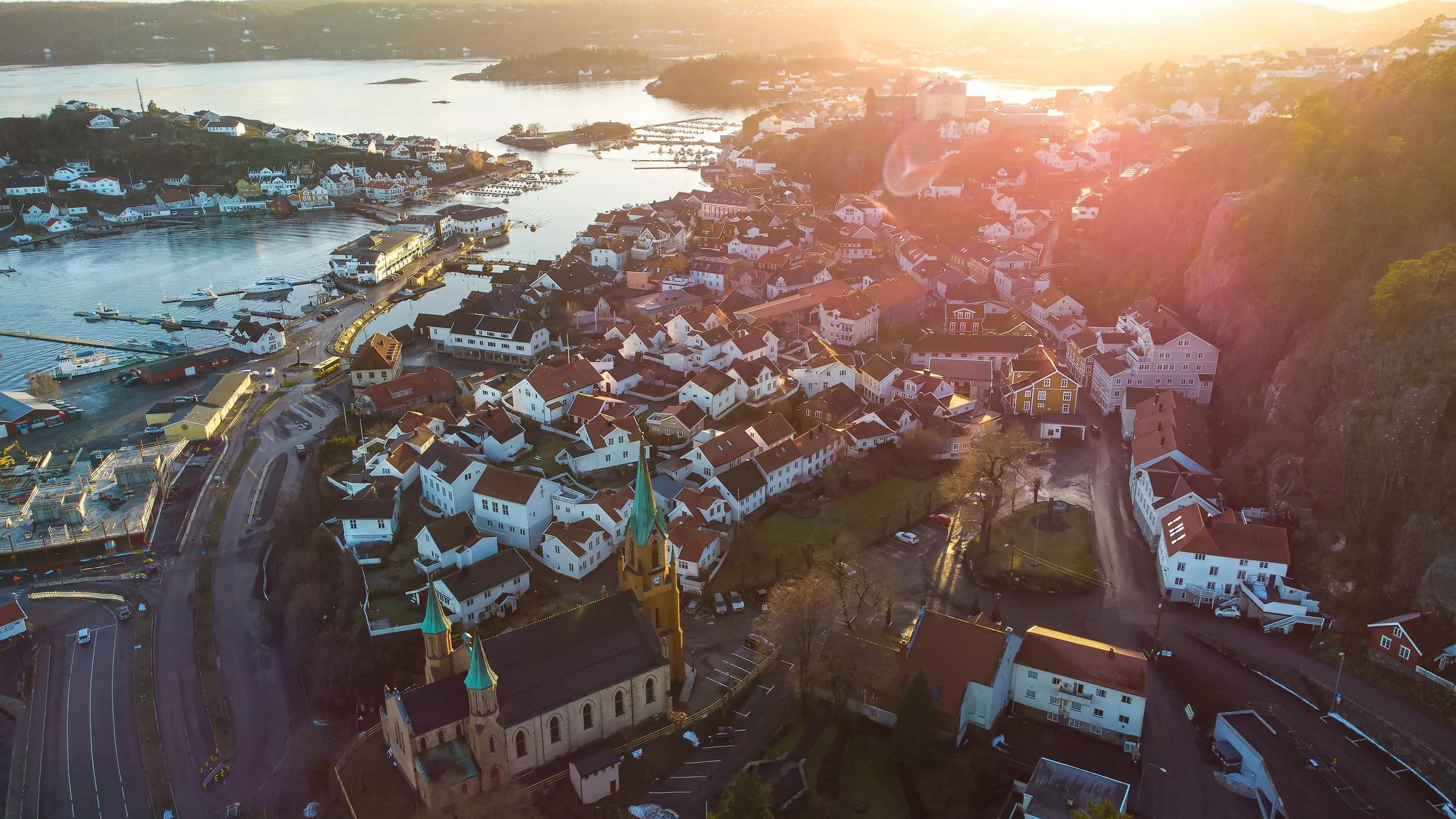 Kragerø sentrum med kirken og havnen, sett fra luften